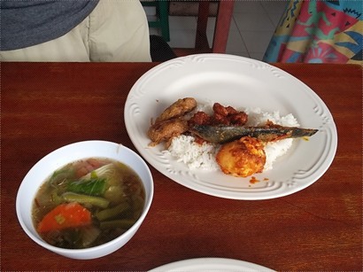 男友點的魚, 肉及湯, 盛惠IDR20,000