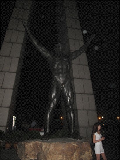 廣場內的巨型銅像