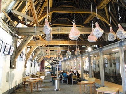 餐廳Het Groot Vleeshuis 特別從天花吊下大量的豬脾做裝飾。