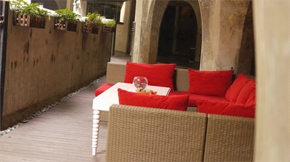 傘形柱下軟軟的沙發，讓人邊嘗酒邊享受中庭的和暖陽光。