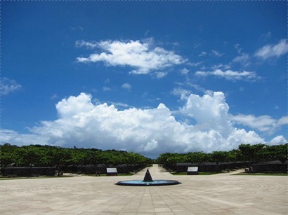 這公園地點，當年是沖繩戰爭的戰場。