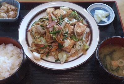 炒野菜定食。在日本吃的炒野菜，總會伴些少肉，但它加入了我喜愛的豆腐，一定要加分。