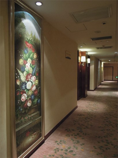 房間樓層走廊有油畫裝飾，很好！