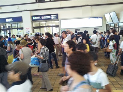 小樽 JR 站是人頭湧湧. 