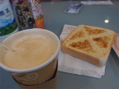 喺初鹿小棧食多士早餐 NT105, 杯咖啡好重奶味, 幾好