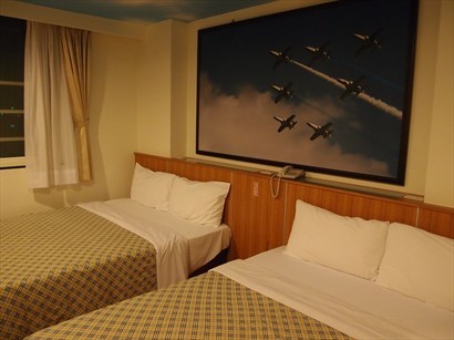 4呎半床兩張, 後面係空軍飛機相片裝飾