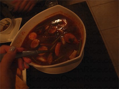 酸辣海鮮湯, 超大碗, 可夠10個人飲, 不過味道較酸但淡, 唔係原煲湯煮嘅, 溝咗好多水