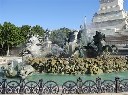 La Place des Quinconces: Fountain