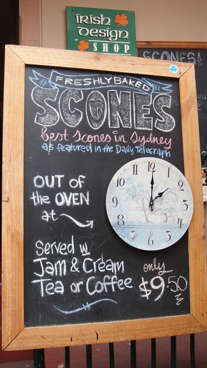 門口的牌子, 寫著scones出爐時間
