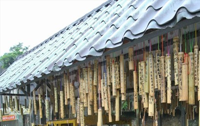 在菁桐你會看見到不少祈福的竹筒, 遊客都可以買支竹墳寫及許願