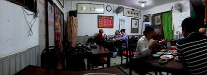 餐廳內全是本地的韓國人，全部也是吃韓式魚生和飲米酒。