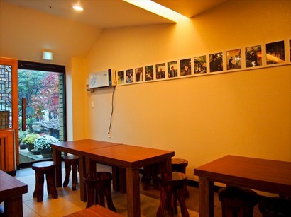牆上掛滿韓劇：冬季戀歌的劇照