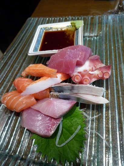魚生刺身都是用新鮮海魚製作，蘸以醬油、山葵等, 鮮活味美