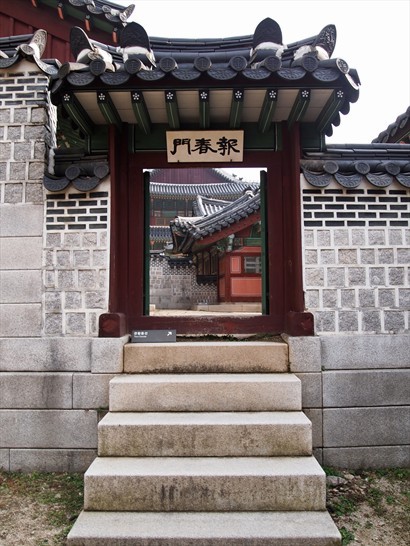 韓國宮殿的門真的很矮！