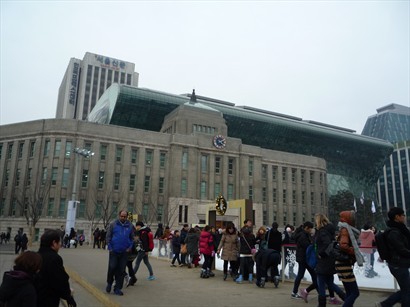 呢座就係首爾廣場啦，對出就係冬日限定的溜冰場。
