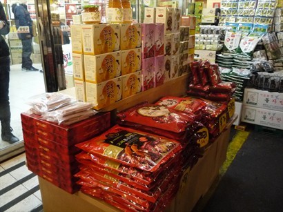 廣藏市場有人參店、紫菜店等，可以買來做手信，價錢普通，唔貴唔平啦！