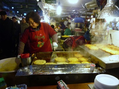 市場最多的小食攤檔係煎綠豆餅。