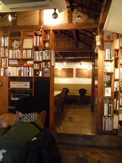 咖啡室書架放滿書籍，樓底又高，放著音樂，感覺超寫意。