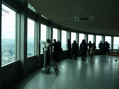 到達展望台，360度的透明玻璃設計令到每個角落都可以清楚欣賞到首爾全貌。