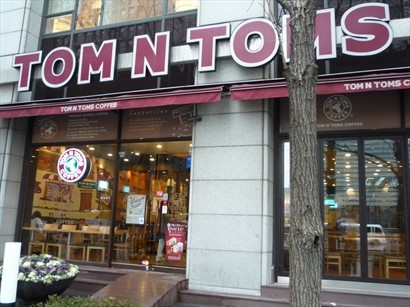 Tom n Toms Coffee連鎖咖啡店在螺形周塑旁，好易搵！