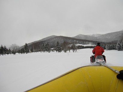 雪上香蕉船是由雪上電單車拉行的