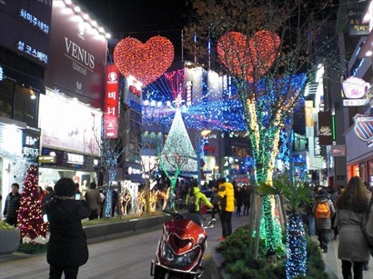 時值聖誕，滿街相關燈飾佈置。