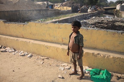 貧窮的小孩每天在阿格拉堡外的垃圾堆中爭紮