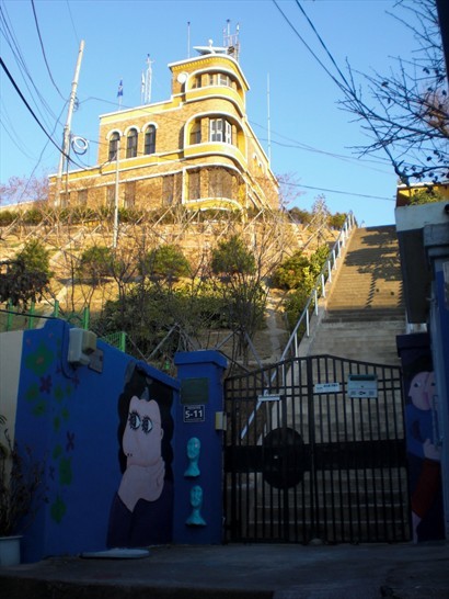 釜山氣象觀測站，連門外一樣被畫晒壁畫。