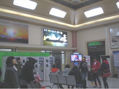 慶州火車站候車大堂，唔喺好大，不過就幾多人等車。比起新慶州站就人氣多啲。