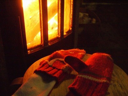 木屋內用火爐取暖