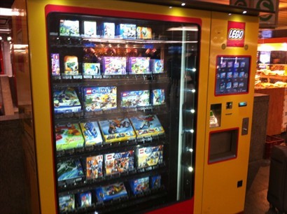 中央火車站內有一部好特別的自動售賣機，賣的是LEGO!