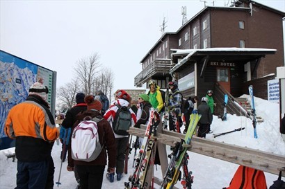 所有人都有全副裝備，山上也提供租借設備及有ski school一至兩小時的滑雪課程