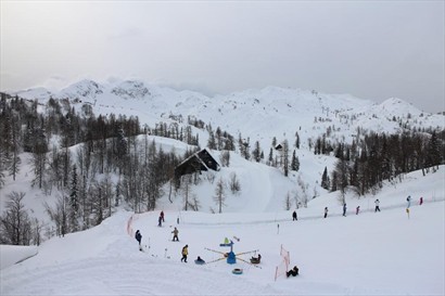 滑雪場面積很大，還可以繼續坐吊車上高一點，並有兒童遊玩設施