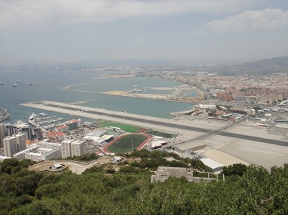 Gibraltar International Airport：車輛可行駛往西班牙