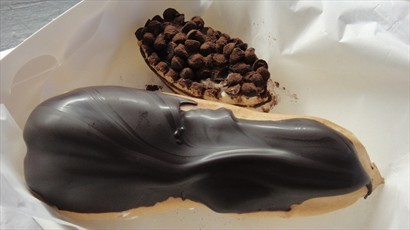 Chocolate éclair & tiramisu boat
