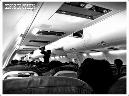 機艙內分兩邊座位~一行三人座~機身比預期寬敞舒適+乾淨