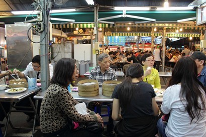Ruifeng night market is full of food stalls