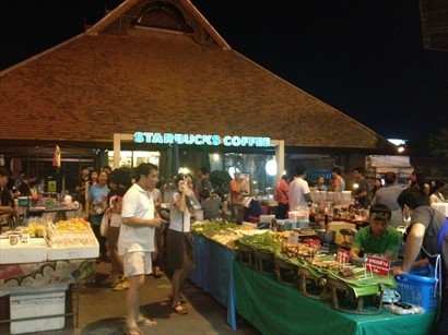 Kad Suan Kaew商場外夜市