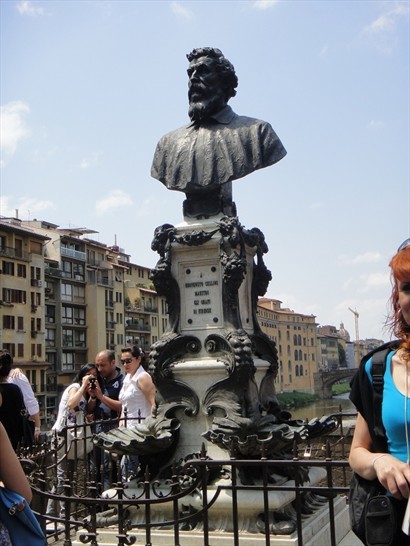 Ponte Vecchio: Statue of Benvenuto Cellini