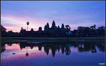4:40便起身，準備5:50出門，然後一眾坐Tuk Tuk去吳哥窟 Angkor Wat看日出。來到了售票處買門票，每人都要影一張相做這張證，USD40/3天pass，然後自己行入來，直到這些水前。