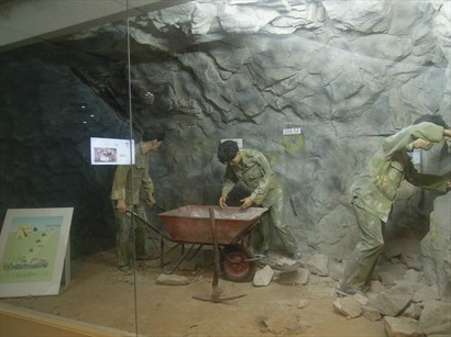 挖隧道的北韓士兵