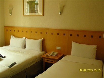 由於飯店的冇窗房已滿, 加咗HK$70/2晚, 住咗間有窗三人房
