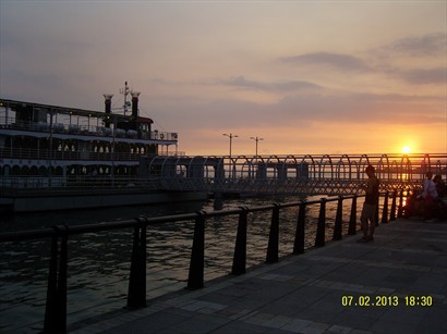 日落中的碼頭