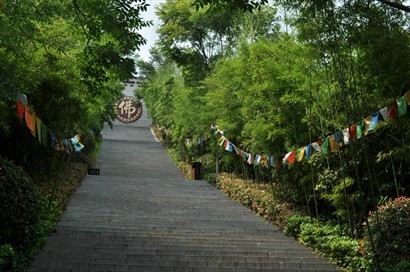 通往竹林寺的階梯