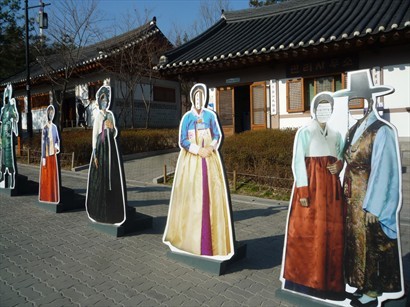 入口旁放在公仔牌，等大家可以扮扮韓國古裝人。