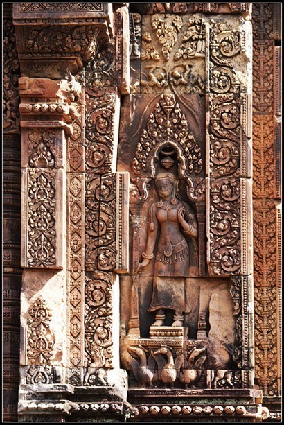 每個門前都有石雕守護神一對，兩側牆上都有手持長矛的武士及身飾瓔珞的仙女浮雕。