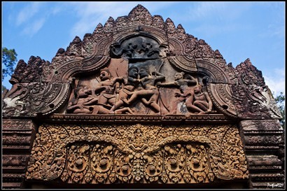 外牆西瞿布羅的山形牆上雕刻著羅摩幫助猴王須羯哩婆殺死其兄波林的故事。