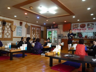 典型韓式食店，大家坐在地上開餐。