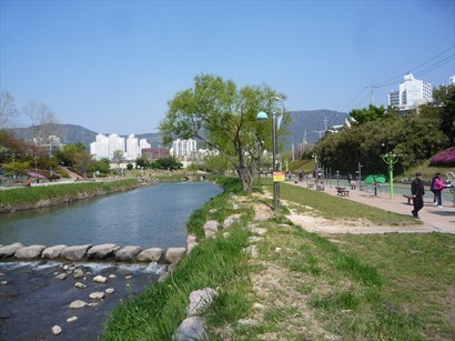 溫泉川全長 15 公里，河水清澈，有些少似首爾的清溪川！