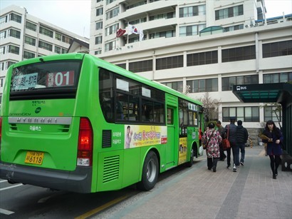 在回基站的慶大出口，即見呢架 1 號巴士，好多大學生已經排住隊上車！用 T Money 拍卡可以免費一程。